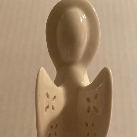 White pottery BELLEEKLIVING ANGEL w/ GOLD TRIM and CROSS - Picture 3 of 4